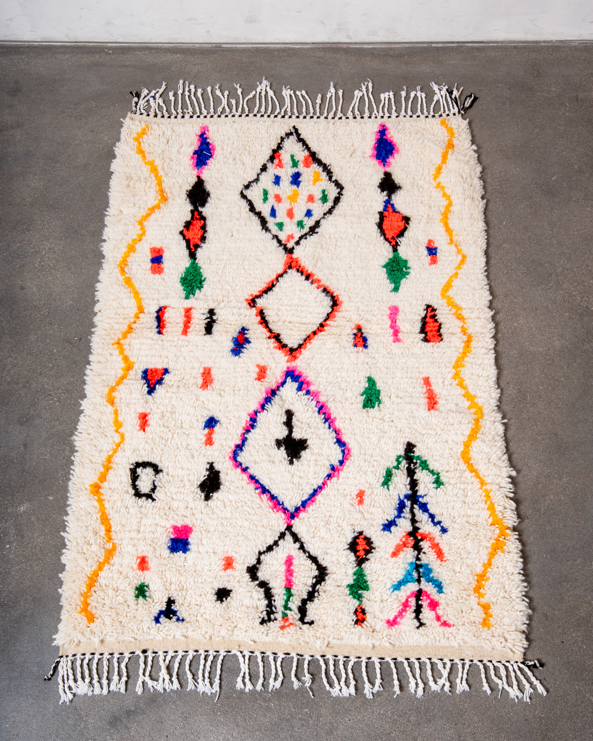 Modern designer handcrafted Berber rug from Morocco. Azilal rug with beautiful colors and patterns. Made of sheep’s wool and colourful cotton.